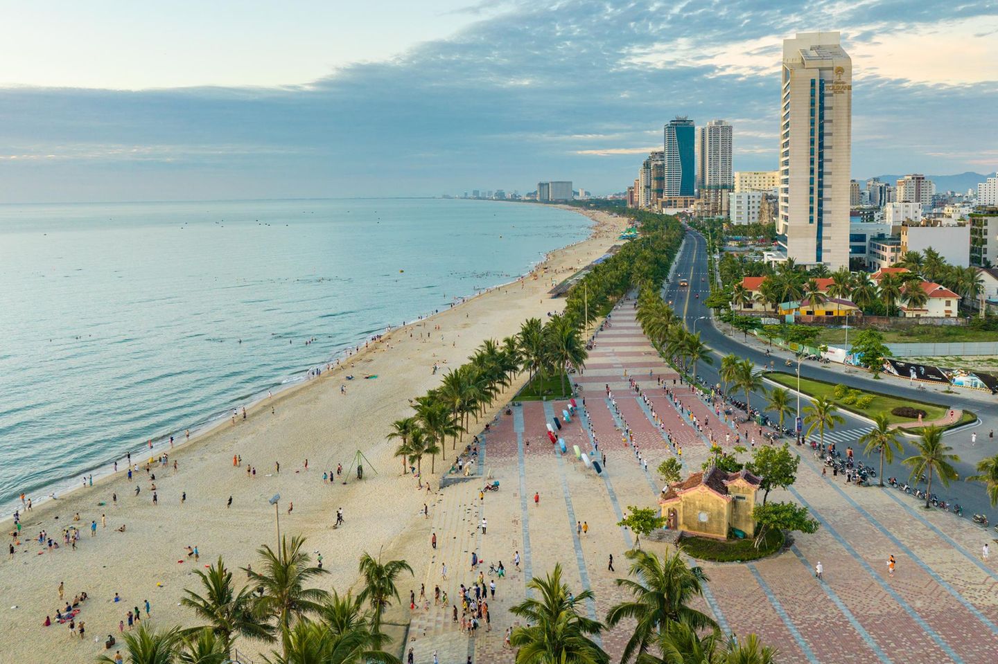 Ein Paradies für Strandurlauber und Surfer: Die Hafenstadt am Südchinesischen Meer ist berühmt für ihre kilometerlangen Sandstrände. Vor allem My Khe Beach – "China Beach" – gilt als einer der schönsten Strände der Welt. Wo sich heute Badegäste tummeln, das warme Wasser genießen, picknicken oder Drachen steigen lassen, entspannten sich einst hauptsächlich amerikanische GIs. Während des Vietnamkriegs bauten die USA Da Nang zu einem wichtigen Marine- und Luftwaffenstützpunkt aus. Der idyllische China Beach wurde zum Erholungsort für die Truppen. Hier ließen sich Soldaten behandeln, machten Pause vom Krieg und stürzten sich mit Surfbrettern in die Brandung. Damals wuchs Da Nang zu einer der größten Städte Vietnams heran.