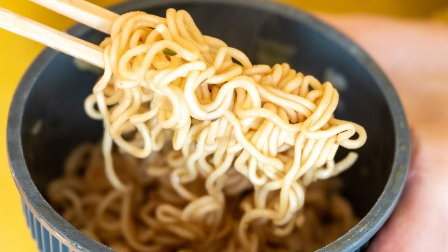 Instantnudeln als schnelle Mahlzeit: Viele Produkte enthalten jedoch so viel Salz, dass schon eine Portion die Hälfte der Tagesh