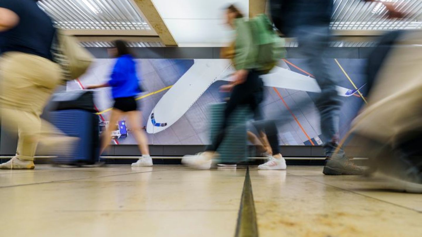 Fliegen kann teuer sein - deshalb suchen Reisende gern nach Schlupflöchern zum Sparen. Foto: Andreas Arnold/dpa/dpa-tmn
