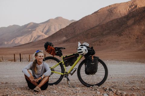 Untrennbares Duo für 20.150 Kilometer: Wiebke Lühmann und ihr Fahrrad, hier in der Wüste Namibias