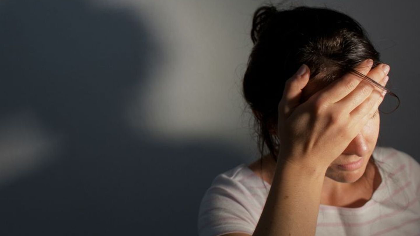 Kopfschmerzen, Lichtempfindlichkeit oder Bewusstseinsstörungen können unter anderem ein Anzeichen für eine Hirnhautentzündung se