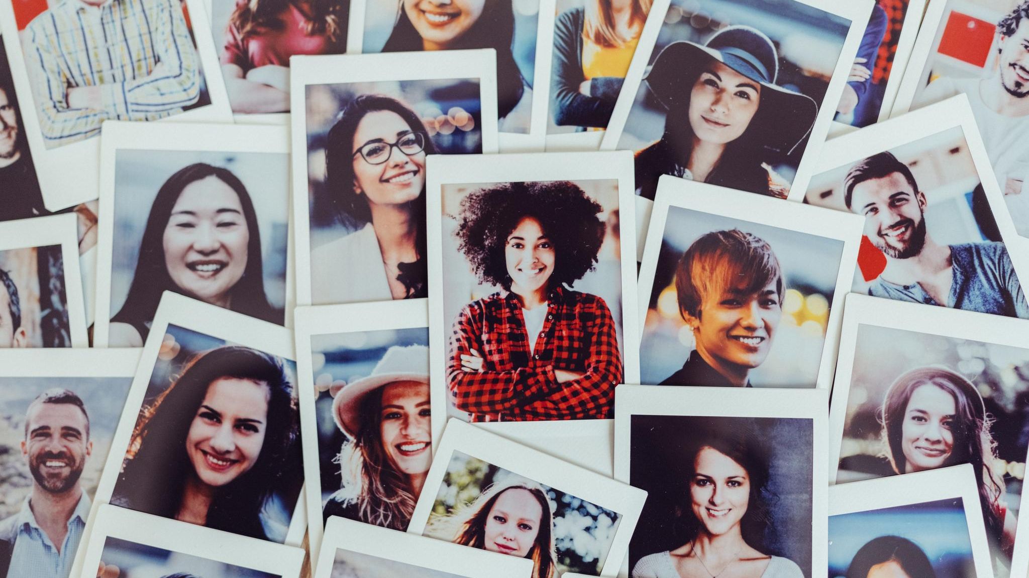 Fotos mit Portraits  von vielen verschiedenen Frauen unterschiedlicher Nationalitäten