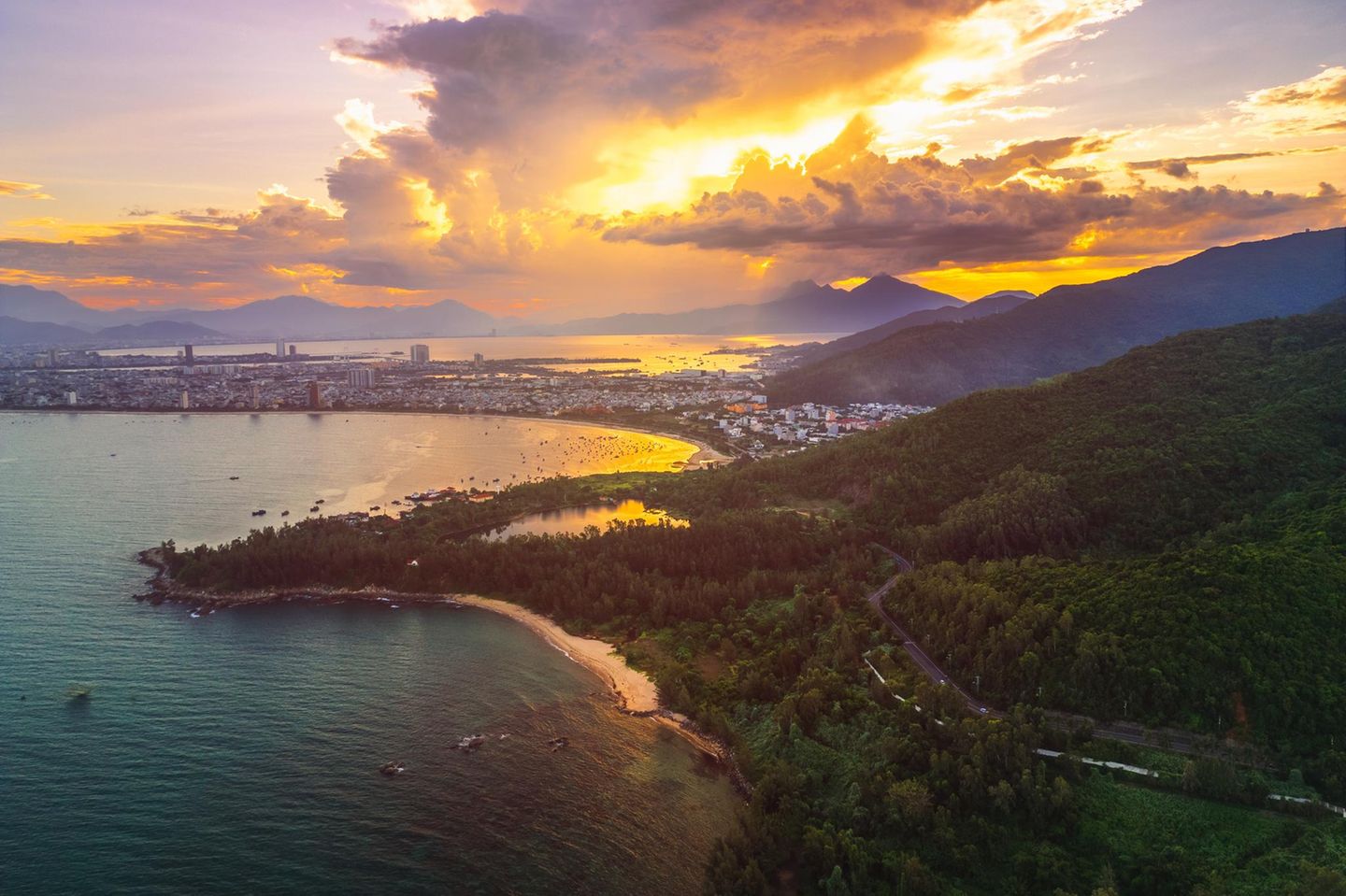 Hier scheint die Sonne direkt in die Südchinesische See zu sinken. Viele sagen, auf Son Tra erlebe man die schönsten Sonnenuntergänge. Vom Ban Co Peak, dem "Dach von Da Nang" knapp 700 Meter über dem Meeresspiegel, eröffnet sich ein wunderschöner Ausblick über Skyline und Han-Fluss, Brücken, Schiffe und weiße Strände. Im dichten Grün der Halbinsel turnen bedrohte Rotschwanzklammeraffen, Languren und andere. Der Spitzname des Naturgebiets lautet deshalb auch "Monkey Mountain". Über allem wacht Lady Buddha: die 67 Meter hohe Marmorstatue "Son Tra Quan Am" ist von vielen Orten in der Stadt aus zu sehen. Sie ist nicht nur das Wahrzeichen von Da Nang, sondern auch ein wichtiger Wallfahrtsort für Buddhisten aus ganz Vietnam.