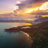 Hier scheint die Sonne direkt in die Südchinesische See zu sinken. Viele sagen, auf Son Tra erlebe man die schönsten Sonnenuntergänge. Vom Ban Co Peak, dem "Dach von Da Nang" knapp 700 Meter über dem Meeresspiegel, eröffnet sich ein wunderschöner Ausblick über Skyline und Han-Fluss, Brücken, Schiffe und weiße Strände. Im dichten Grün der Halbinsel turnen bedrohte Rotschwanzklammeraffen, Languren und andere. Der Spitzname des Naturgebiets lautet deshalb auch "Monkey Mountain". Über allem wacht Lady Buddha: die 67 Meter hohe Marmorstatue "Son Tra Quan Am" ist von vielen Orten in der Stadt aus zu sehen. Sie ist nicht nur das Wahrzeichen von Da Nang, sondern auch ein wichtiger Wallfahrtsort für Buddhisten aus ganz Vietnam.