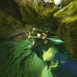 Wasser und tiefhängende Felswände in der Wimsener Höhle
