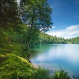 Gemündener Maar gerahmt von Bäumen