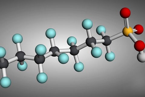 Bei PFOS (PFAS) sitzt die wasserlösliche Kopfgruppe an einer Fett- und wasserabweisenden fluorierten Kohlenstoffkette.