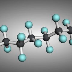 Bei PFOS (PFAS) sitzt die wasserlösliche Kopfgruppe an einer Fett- und wasserabweisenden fluorierten Kohlenstoffkette.