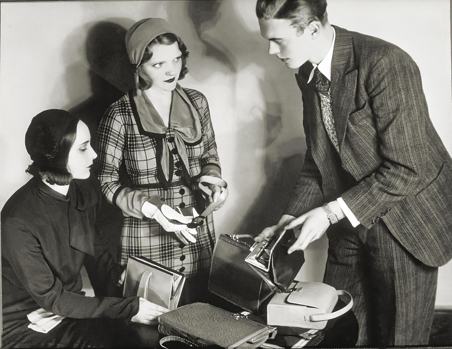 Handtaschen Verkäufer mit zwei Kundinnen