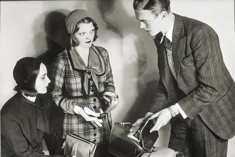 Handtaschen Verkäufer mit zwei Kundinnen