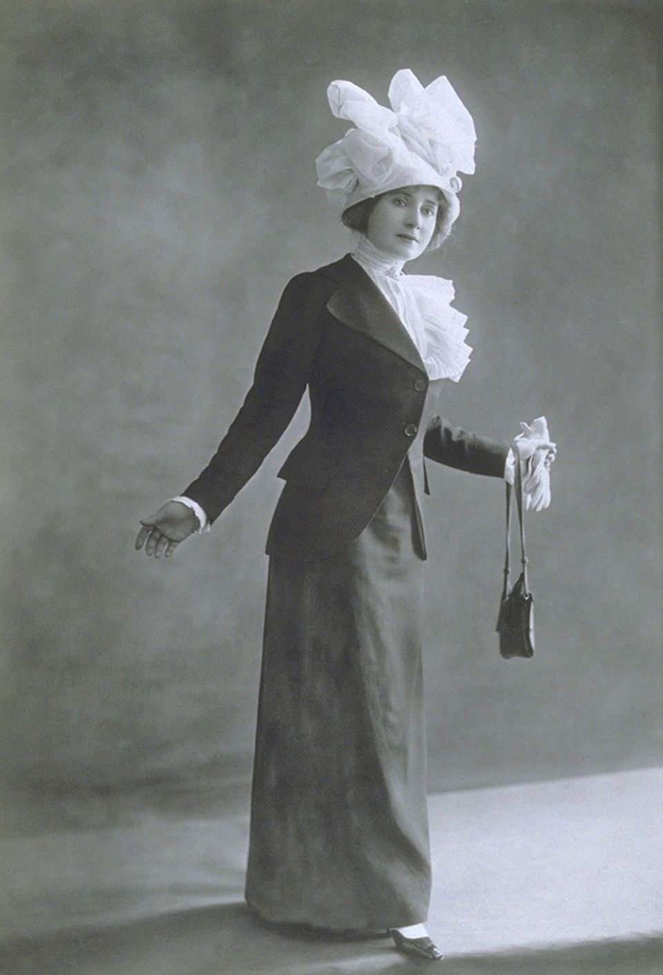 Frau mit Handtasche im Jahr 1911