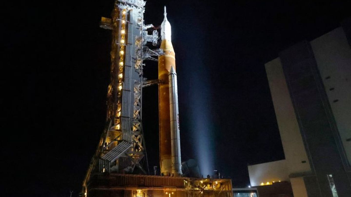 Das Raketensystem für die bemannte Mondmission "Artemis 2" ist zurück auf dem Startplatz. Foto: Terry Renna/FR60642 AP/AP/dpa