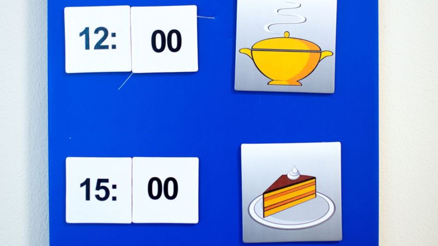 Farben und Symbole helfen Demenzerkrankten bei der Orientierung - auch im Tagesablauf. (Symbolbild) Foto: picture alliance / dpa