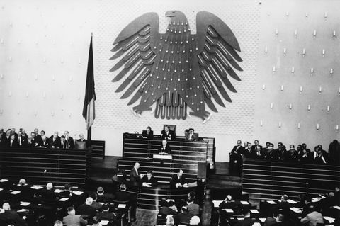 Als im Oktober 1953 Bundeskanzler Konrad Adenauer vor den Bonner Bundestag tritt, ist das Parlament deutlich übersichtlicher sortiert als vor der Wahl. Wegen der neu eingeführten Fünf-Prozent-Klausel sitzen statt elf nun sechs Parteien im Bundestag