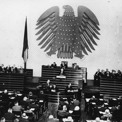 Als im Oktober 1953 Bundeskanzler Konrad Adenauer vor den Bonner Bundestag tritt, ist das Parlament deutlich übersichtlicher sortiert als vor der Wahl. Wegen der neu eingeführten Fünf-Prozent-Klausel sitzen statt elf nun sechs Parteien im Bundestag
