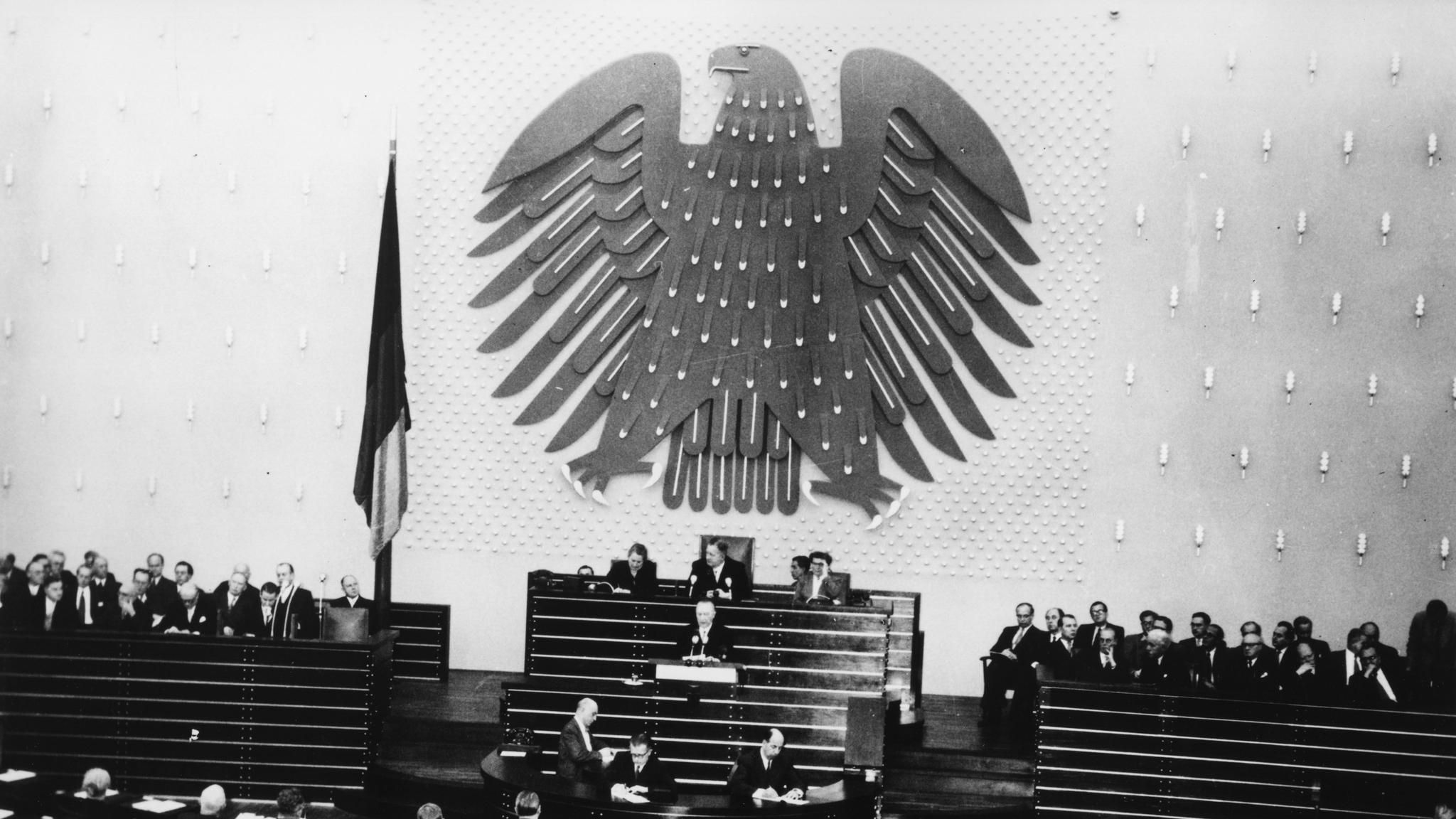 Als im Oktober 1953 Bundeskanzler Konrad Adenauer vor den Bonner Bundestag tritt, ist das Parlament deutlich übersichtlicher sortiert als vor der Wahl. Wegen der neu eingeführten Fünf-Prozent-Klausel sitzen statt elf nun sechs Parteien im Bundestag