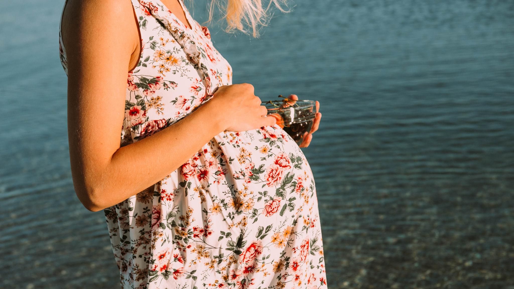 Die richtige Ernährung in der Schwangerschaft ist ein wichtiges Thema. Denn was die Mutter zu sich nimmt, beeinflusst die Entwicklung des Kindes