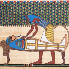 Papyrus zeigt Person, die verstorbenen Körper einbalsamiert