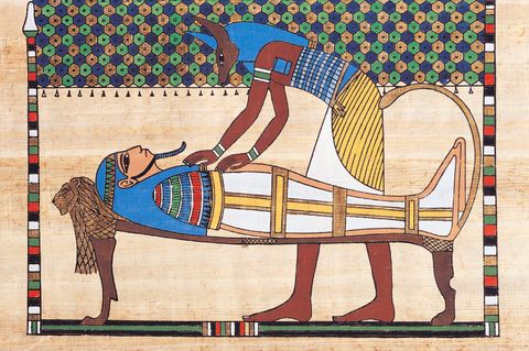 Papyrus zeigt Person, die verstorbenen Körper einbalsamiert