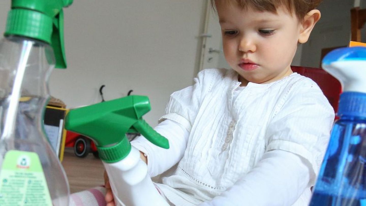 Hat das Kind Putzmittel zu sich genommen, ist ein Anruf beim Giftnotruf sinnvoll, um Profis die Situation einschätzen zu lassen.