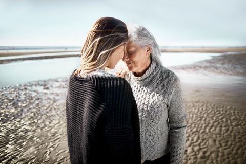 Komplexe Gefühle prägen die Phase, in der Eltern mehr und mehr die Hilfe ihrer erwachsenen Kinder benötigen (Symbolbild)