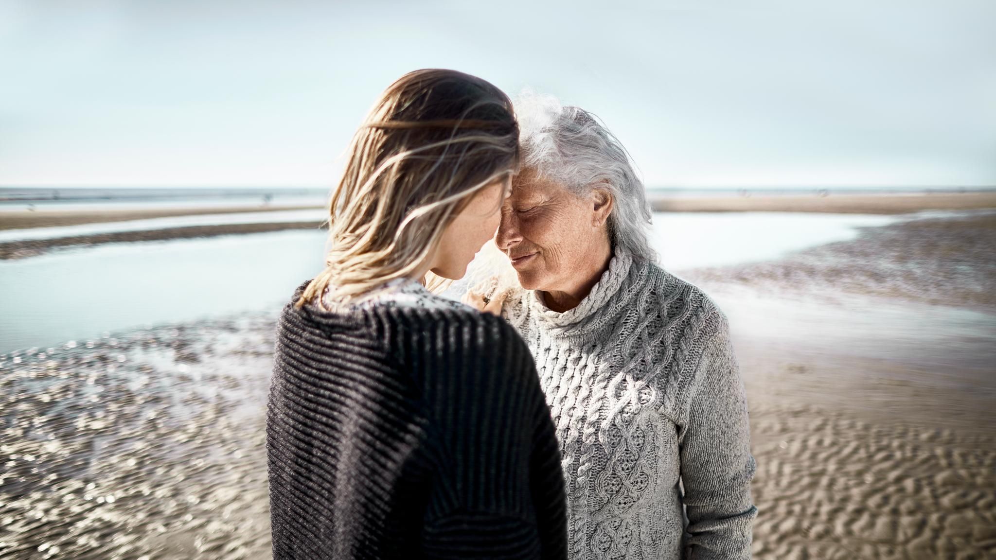 Komplexe Gefühle prägen die Phase, in der Eltern mehr und mehr die Hilfe ihrer erwachsenen Kinder benötigen (Symbolbild)