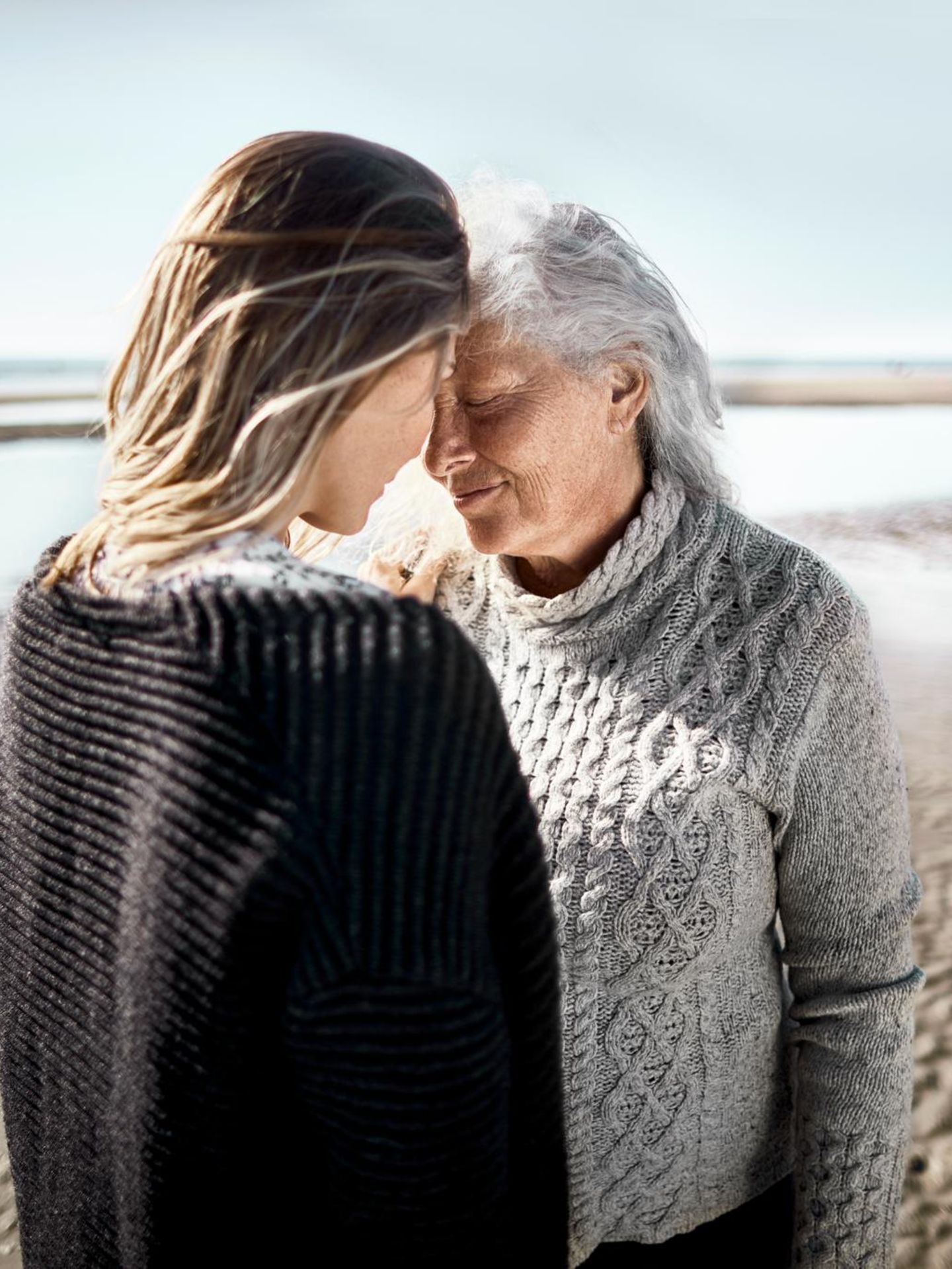 Komplexe Gefühle prägen die Phase, in der Eltern mehr und mehr die Hilfe ihrer erwachsenen Kinder benötigen (Symbolbild)