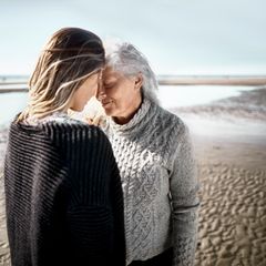 Komplexe Gefühle prägen die Phase, in der Eltern mehr und mehr die Hilfe ihrer erwachsenen Kinder benötigen (Symbolbild)