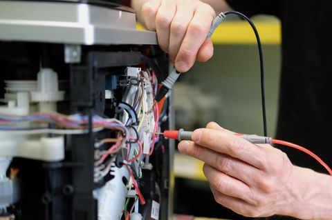 Kaffee-Vollautomat wird in einer Reparaturwerkstatt repariert