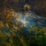 Astrofotografen und Weltraumteleskope haben den 7000 Lichtjahre entfernten Adlernebel mit seinen berühmten "Säulen der Schöpfung" vielfach abgelichtet. Auf diesem preisgekrönten Bild wirkt die sternengebärende Gaswolke besonders mystisch: Schöpfer Peter Hergesheimer hat die sie umgebenden Sonnen ausgelöscht. Zu sehen sind lediglich interstellare Schwaden aus Wasserstoff, Sauerstoff und Schwefel.