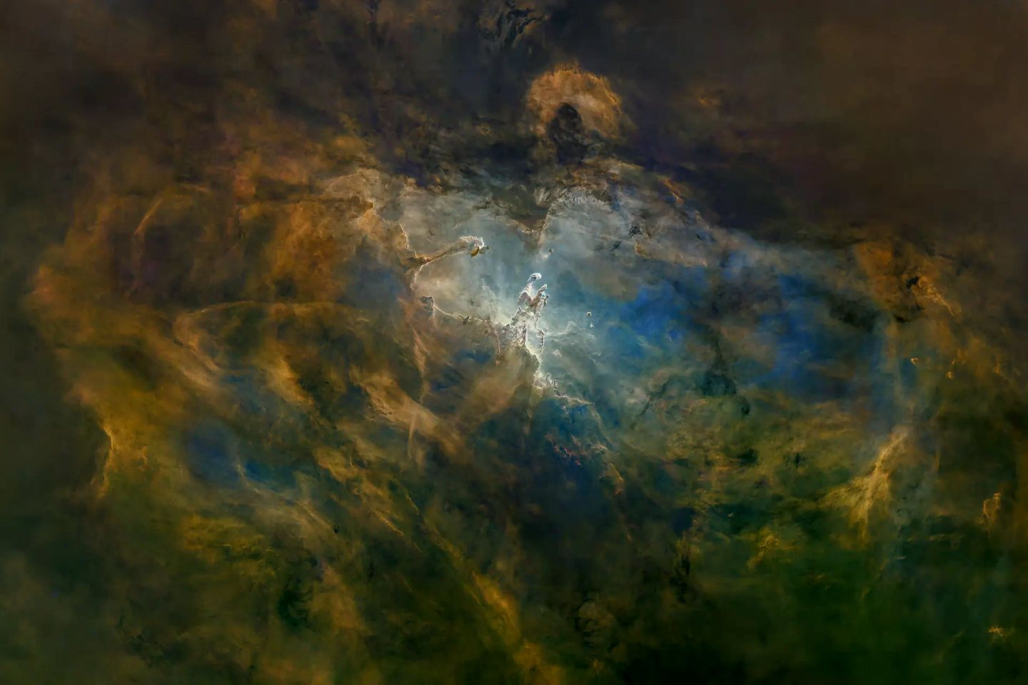 Astrofotografen und Weltraumteleskope haben den 7000 Lichtjahre entfernten Adlernebel mit seinen berühmten "Säulen der Schöpfung" vielfach abgelichtet. Auf diesem preisgekrönten Bild wirkt die sternengebärende Gaswolke besonders mystisch: Schöpfer Peter Hergesheimer hat die sie umgebenden Sonnen ausgelöscht. Zu sehen sind lediglich interstellare Schwaden aus Wasserstoff, Sauerstoff und Schwefel.