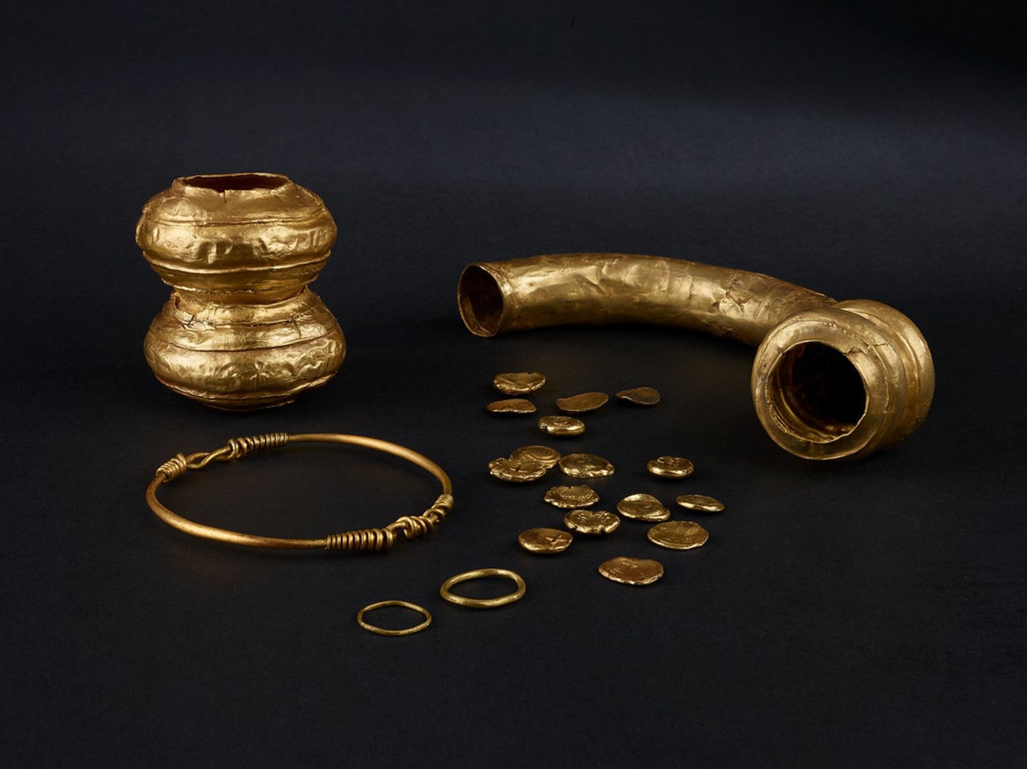 Im Jahr 1883 entdecken Bauarbeiter bei Basel einen keltischen Goldschatz – und verkaufen die Kostbarkeiten illegal an verschiedene Händler. Im Laufe des 20. Jahrhunderts spüren Mitarbeitende des Historischen Museums Basel zahlreiche der Fundstücke auf, doch ein Teil der Gegenstände wurde eingeschmolzen und ist für immer verloren. Der "Goldschatz von Saint-Louis" ist einer der Horte, die das Historische Museum Basel in der Sonderausstellung "Schatzfunde: Versteckt, verschollen, entdeckt" zeigt.