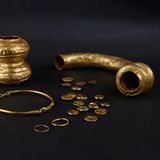 Im Jahr 1883 entdecken Bauarbeiter bei Basel einen keltischen Goldschatz – und verkaufen die Kostbarkeiten illegal an verschiedene Händler. Im Laufe des 20. Jahrhunderts spüren Mitarbeitende des Historischen Museums Basel zahlreiche der Fundstücke auf, doch ein Teil der Gegenstände wurde eingeschmolzen und ist für immer verloren. Der "Goldschatz von Saint-Louis" ist einer der Horte, die das Historische Museum Basel in der Sonderausstellung "Schatzfunde: Versteckt, verschollen, entdeckt" zeigt.