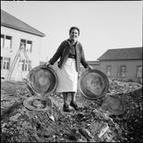 Frau mit Silvertabletts in der Hand