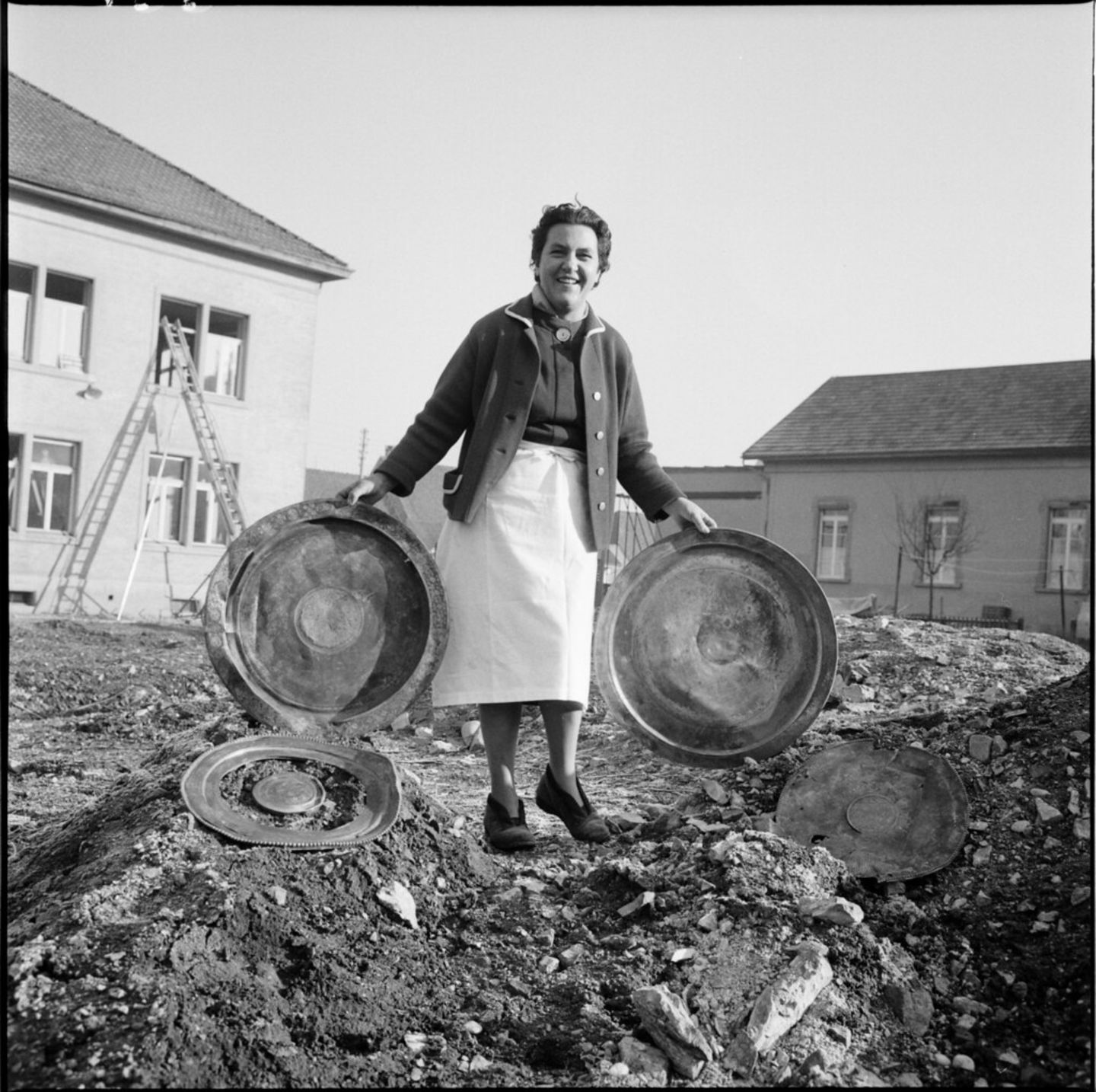 Frau mit Silvertabletts in der Hand
