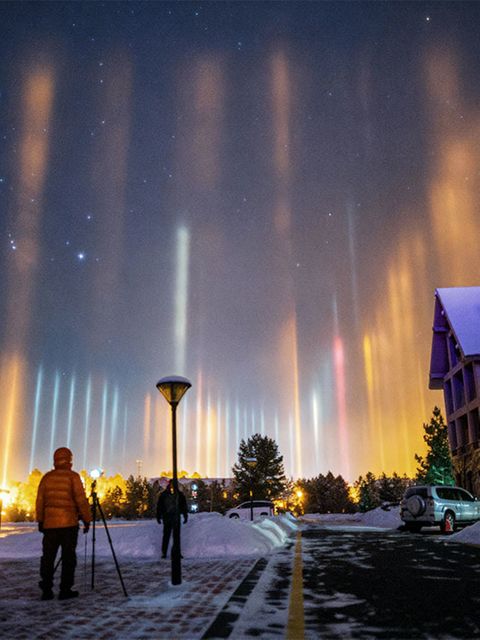 Weder noch, zu sehen ist ein Wechselspiel aus Licht, Luft und Eis. Am Ende dieser Straße entfaltet sich ein faszinierendes Lichtspiel: In der Luft spiegeln sich die bunten Lichter von Mohe, der nördlichsten Stadt Chinas. Dort herrschten kürzlich Minusgrade; in Bodennähe bildete sich ein Nebel aus flachen Eiskristallen. Da die Eisplättchen horizontal in der Luft schwebten, reflektierten sie das Licht der Stadt zur Erde zurück, ohne es seitlich zu streuen. Wer die Szenerie beobachtete, sah daher nur solche Kristalle aufblitzen, die oberhalb jener gedachten Linie schwebten, die Lichtquelle und Beobachtungsort verband. So entstand die optische Illusion, dass leuchtende Säulen zwischen Stadt und Beobachter in den dunklen Nachthimmel emporragen.  KW 13