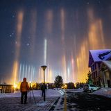 Weder noch, zu sehen ist ein Wechselspiel aus Licht, Luft und Eis. Am Ende dieser Straße entfaltet sich ein faszinierendes Lichtspiel: In der Luft spiegeln sich die bunten Lichter von Mohe, der nördlichsten Stadt Chinas. Dort herrschten kürzlich Minusgrade; in Bodennähe bildete sich ein Nebel aus flachen Eiskristallen. Da die Eisplättchen horizontal in der Luft schwebten, reflektierten sie das Licht der Stadt zur Erde zurück, ohne es seitlich zu streuen. Wer die Szenerie beobachtete, sah daher nur solche Kristalle aufblitzen, die oberhalb jener gedachten Linie schwebten, die Lichtquelle und Beobachtungsort verband. So entstand die optische Illusion, dass leuchtende Säulen zwischen Stadt und Beobachter in den dunklen Nachthimmel emporragen.  KW 13