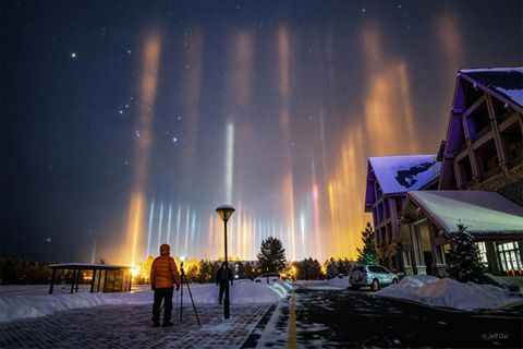 Weder noch, zu sehen ist ein Wechselspiel aus Licht, Luft und Eis. Am Ende dieser Straße entfaltet sich ein faszinierendes Lichtspiel: In der Luft spiegeln sich die bunten Lichter von Mohe, der nördlichsten Stadt Chinas. Dort herrschten kürzlich Minusgrade; in Bodennähe bildete sich ein Nebel aus flachen Eiskristallen. Da die Eisplättchen horizontal in der Luft schwebten, reflektierten sie das Licht der Stadt zur Erde zurück, ohne es seitlich zu streuen. Wer die Szenerie beobachtete, sah daher nur solche Kristalle aufblitzen, die oberhalb jener gedachten Linie schwebten, die Lichtquelle und Beobachtungsort verband. So entstand die optische Illusion, dass leuchtende Säulen zwischen Stadt und Beobachter in den dunklen Nachthimmel emporragen.  KW 13