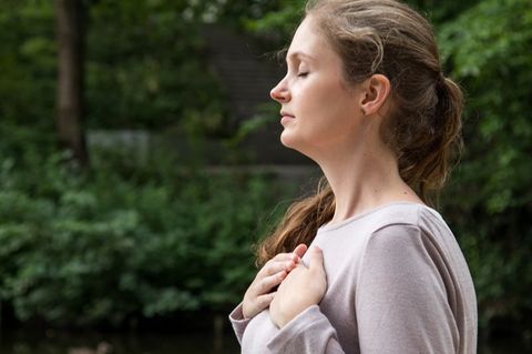 Durchatmen: Kurze Entspannungsübungen können in akuten Momenten Sicherheit geben. Foto: Christin Klose/dpa-tmn