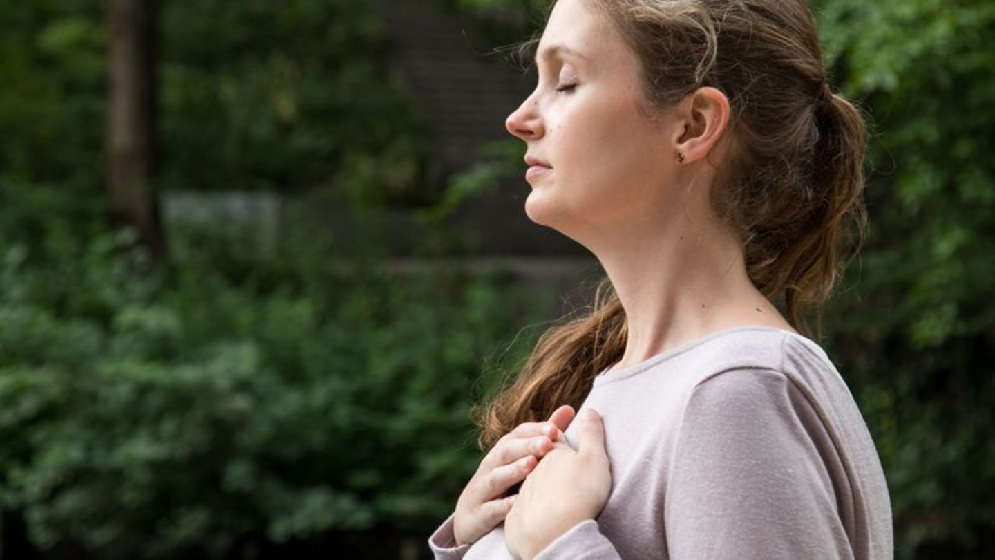 Durchatmen: Kurze Entspannungsübungen können in akuten Momenten Sicherheit geben. Foto: Christin Klose/dpa-tmn