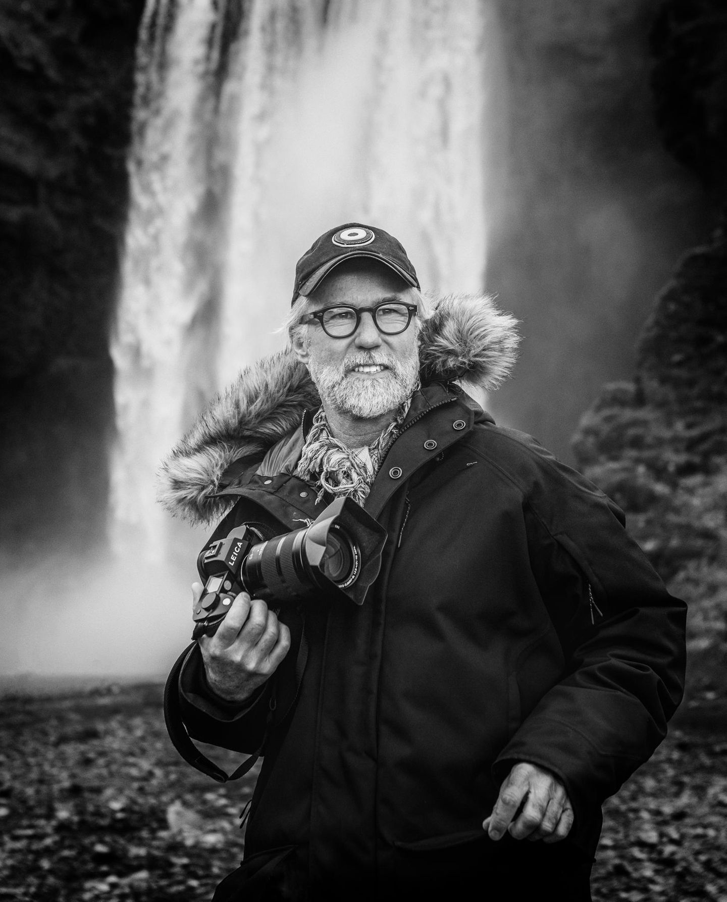 Die Schwarz-Weiß-Aufnahmen von Ragnar Axelsson, geboren 1958 in Island, sind weltweit in Zeitschriften wie etwa "Life", "Newsweek", GEO und Stern erschienen. Er hat auch zahlreiche Bildbände veröffentlicht, in Deutschland zuletzt das Werk "Behind Mountains" über den Alltag des Schafabtriebs auf Island (Kehrer-Verlag, 2025).