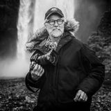 Die Schwarz-Weiß-Aufnahmen von Ragnar Axelsson, geboren 1958 in Island, sind weltweit in Zeitschriften wie etwa "Life", "Newsweek", GEO und Stern erschienen. Er hat auch zahlreiche Bildbände veröffentlicht, in Deutschland zuletzt das Werk "Behind Mountains" über den Alltag des Schafabtriebs auf Island (Kehrer-Verlag, 2025).