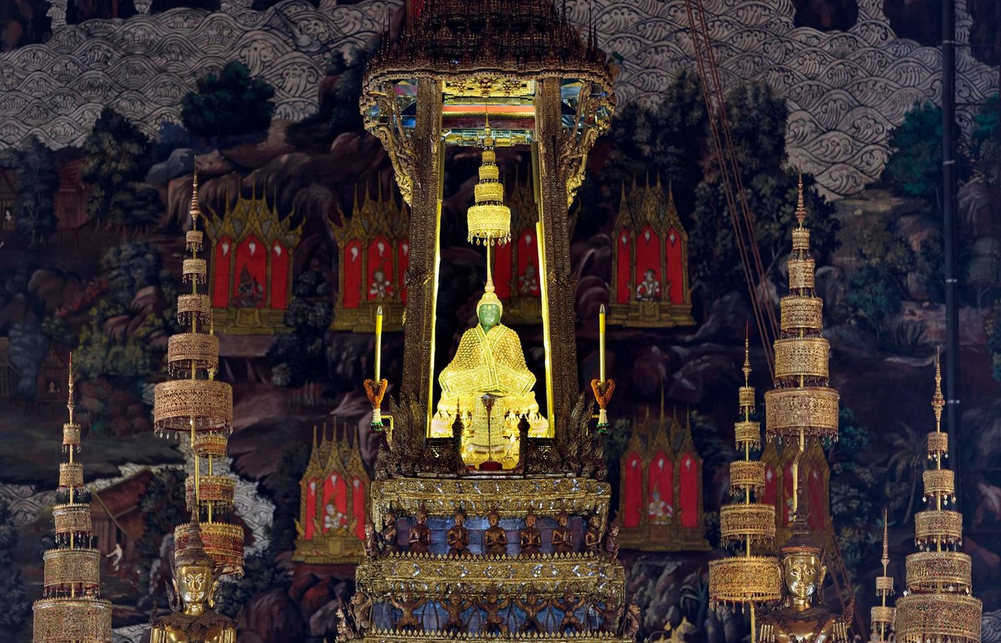 Die heilige Statue des Smaragd Buddhas im Wat Phra Kaeo Tempel