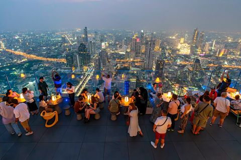 Die Skyline von Bangkok von der Aussichtsplattform des Mahanankhon  Gebäudes