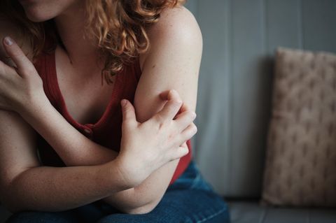 Stress ist nicht nur psychisch belastend, sondern wirkt sich auch auf den Körper aus: Durchläuft ein Mensch eine stressige Phase, spiegelt sich das häufig direkt im Hautbild wider