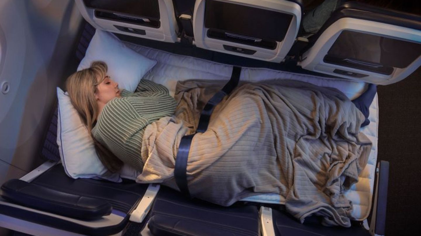 Wer im Flieger schon immer quer liegen wollte: United plant ab 2027 Relax Rows in der Economy. Andere Airlines bieten das zum Te