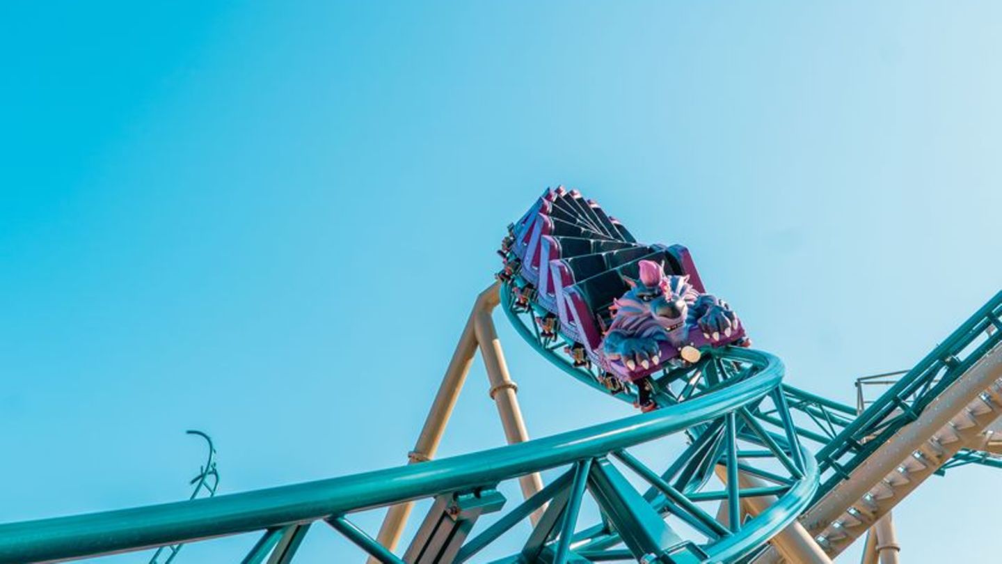 Auf den Werwolf gekommen: Die Achterbahn "100% Wolf" ist das neue Highlight im Plopsaland. Foto: Holiday Park/dpa-tmn