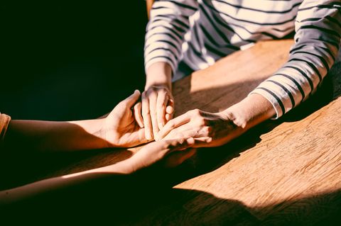 Zwei Personen im Gespräch