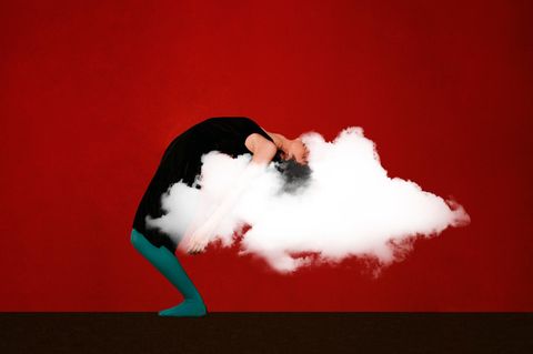 Fotomontage: Frau vor rotem Hintergrund biegt ihren Oberkörper und Kopf nach hinten, der Kopf steckt teils in einer Wolke