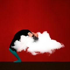 Fotomontage: Frau vor rotem Hintergrund biegt ihren Oberkörper und Kopf nach hinten, der Kopf steckt teils in einer Wolke